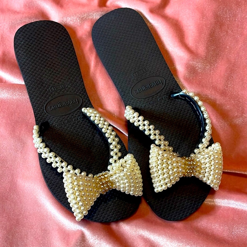 Havainana’s White Pearl Bow Black Flip Flops. Size 6W